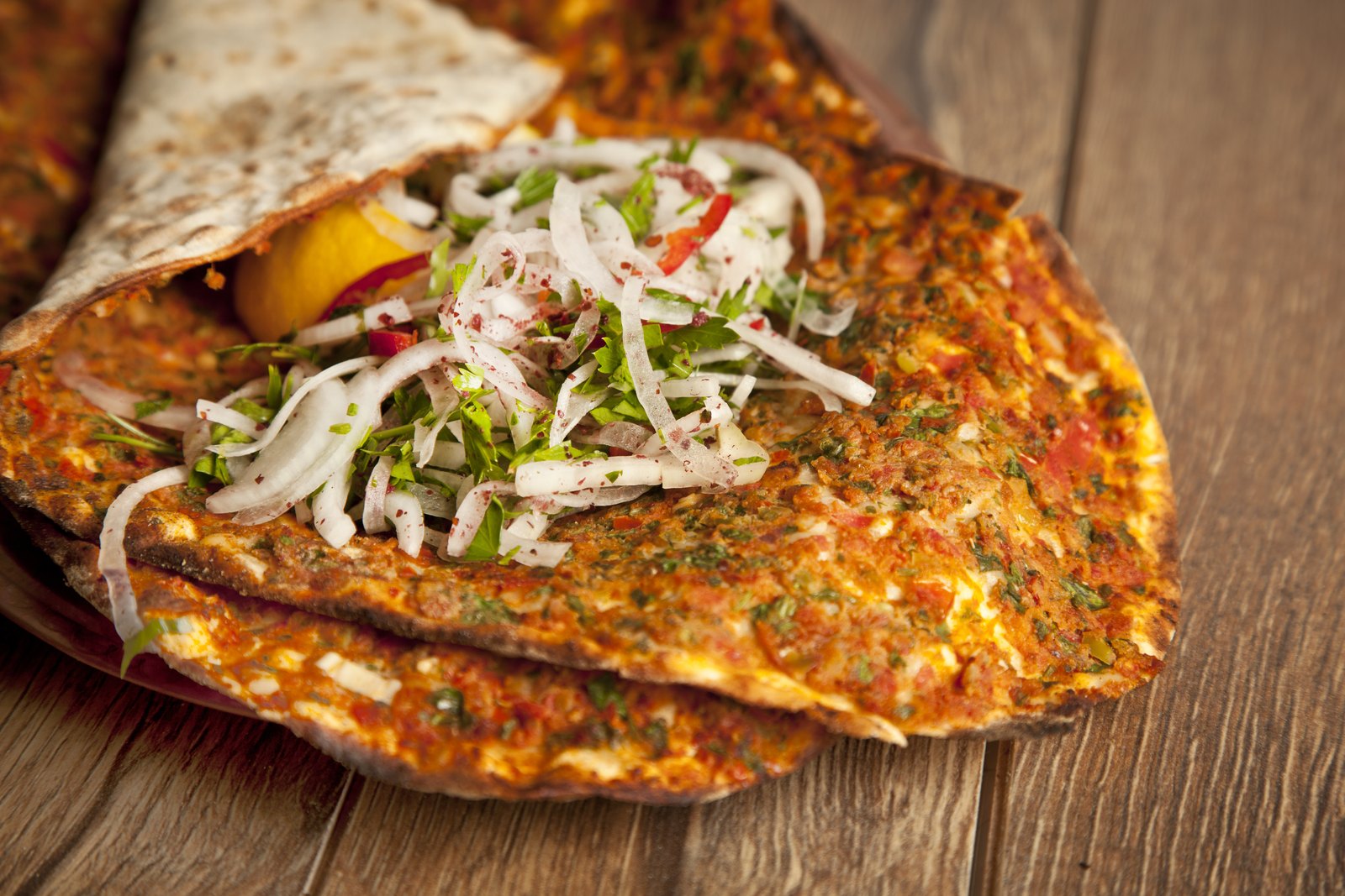 Dürüm yapılmış lahmacun